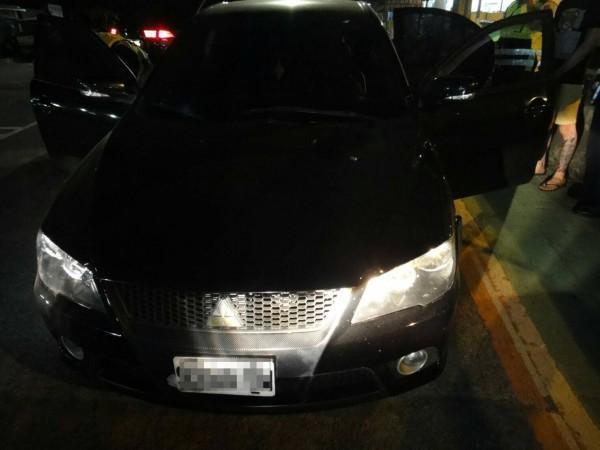 警方盤查王姓藥頭駕駛的行動販毒車。（警方提供）