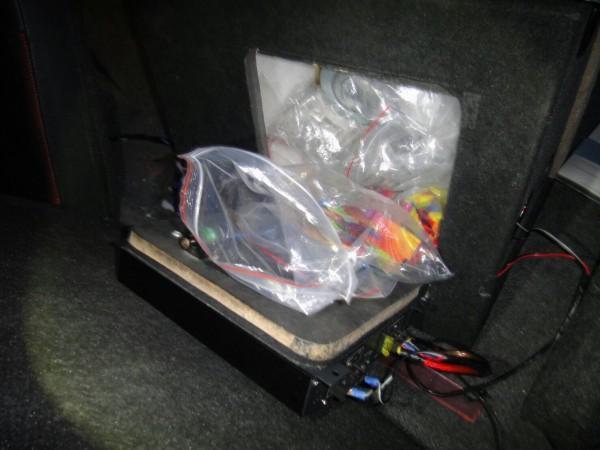 警方在後車廂一只音箱內發現大量毒品。（警方提供）