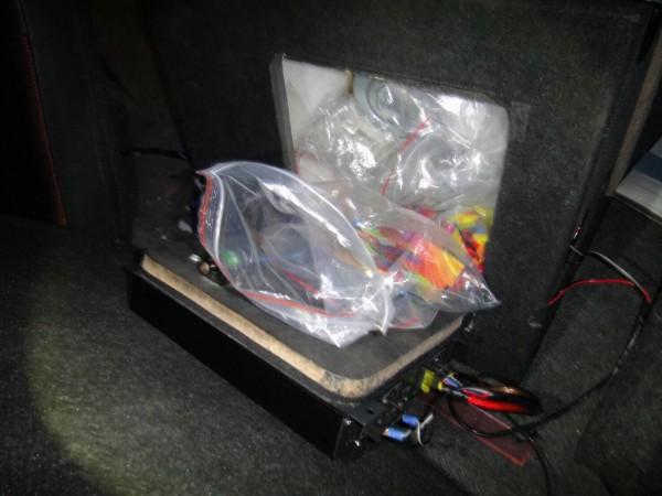 警方在後車廂一只音箱內發現大量毒品。（警方提供）