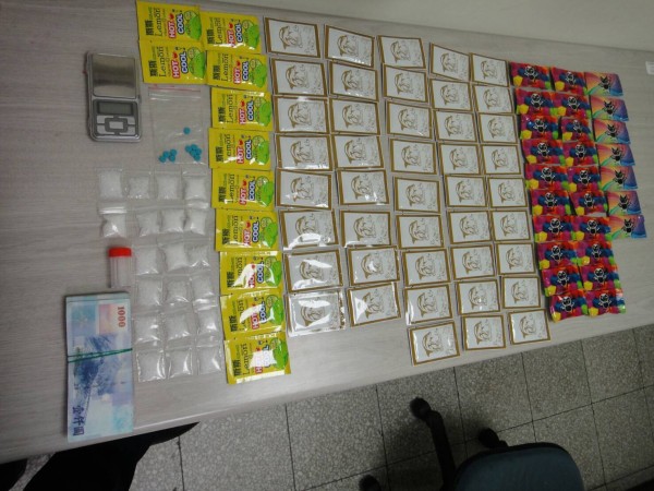 警方查扣各式毒品及疑似販毒所得贓款。（警方提供）