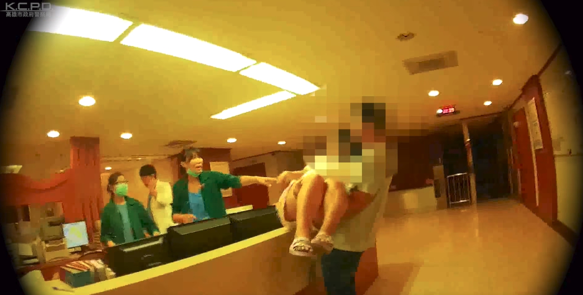 5樓產房一抵達，爸爸緊張到差點將太太放在櫃台上，嚇得醫護人員驚呼「不是這裡啦」。（翻攝自高雄市政府警察局臉書）