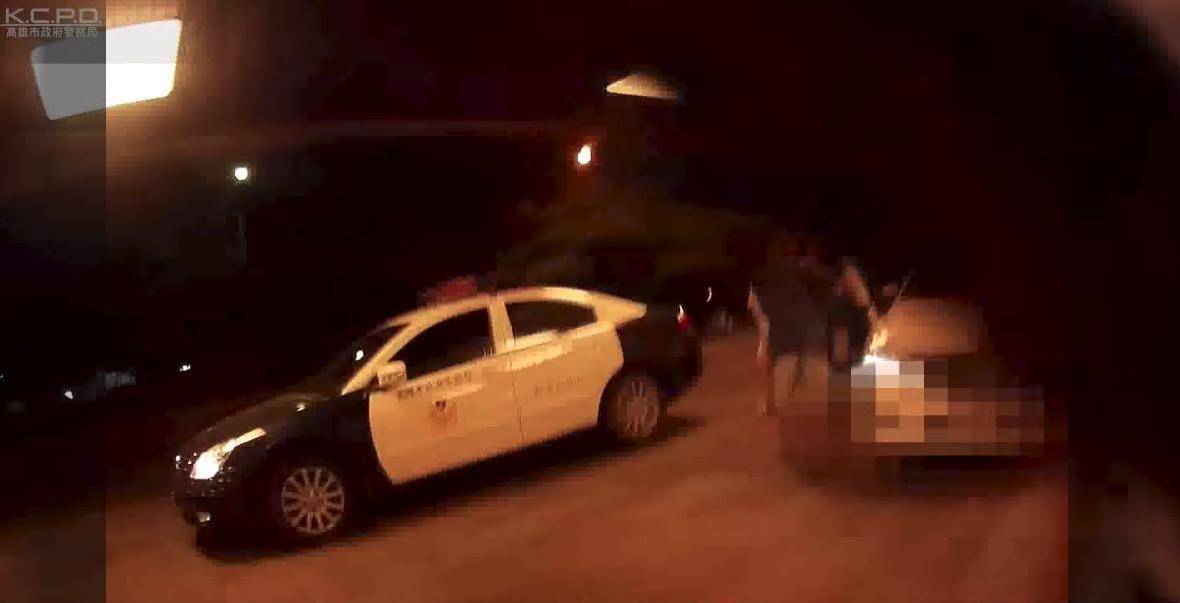 員警協助開道後,將30分鐘路程縮短剩10分鐘,順利將臨盆太太送抵醫院。(翻攝自高雄市政府警察局臉書)