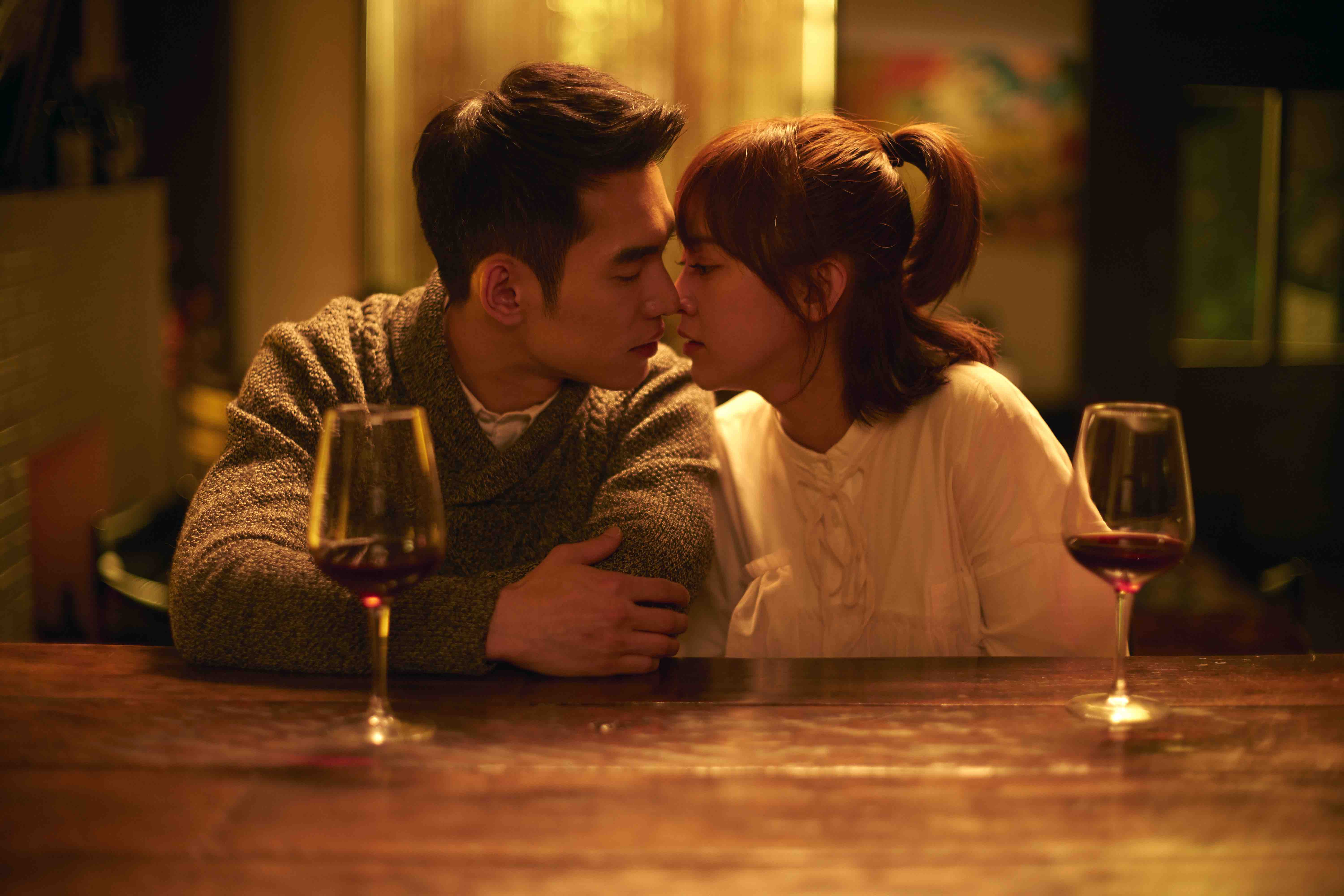 張書豪透露拍吻戲時，陳意涵都「來真的」，讓他措手不及。（傳影互動）