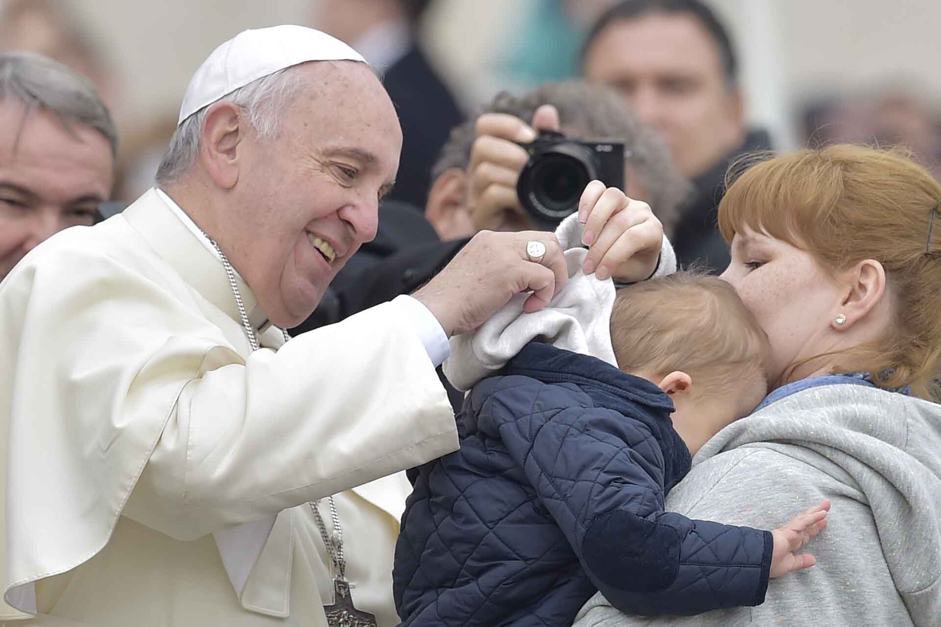 教宗方濟各（Pope Francis）（左）面對北韓總理金正恩的邀訪表達正面回應，同時間卻回絕了日前我國的邀請。（東方IC）
