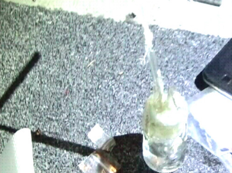 警方在移工宿舍內起獲吸毒器具。（警方提供）