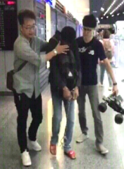 警方在桃園機場緝獲境管移工。（警方提供）