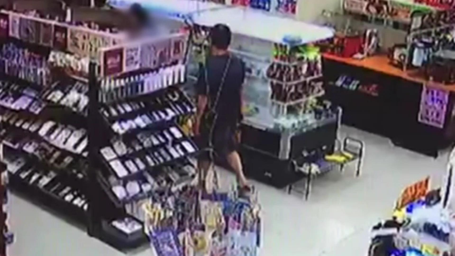 襲胸狼假藉詢問商品位置，竟伸手偷摸女店員。（翻攝畫面）