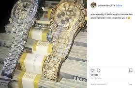 冒牌王子吉格納克經常在Instagram上炫富。如圖顯示的「生日禮物」是放在鈔票堆上的勞力士對錶。（網路截圖）