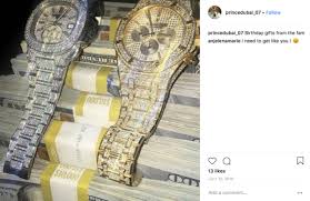 冒牌王子吉格納克經常在Instagram上炫富。如圖顯示的「生日禮物」是放在鈔票堆上的勞力士對錶。（網路截圖）