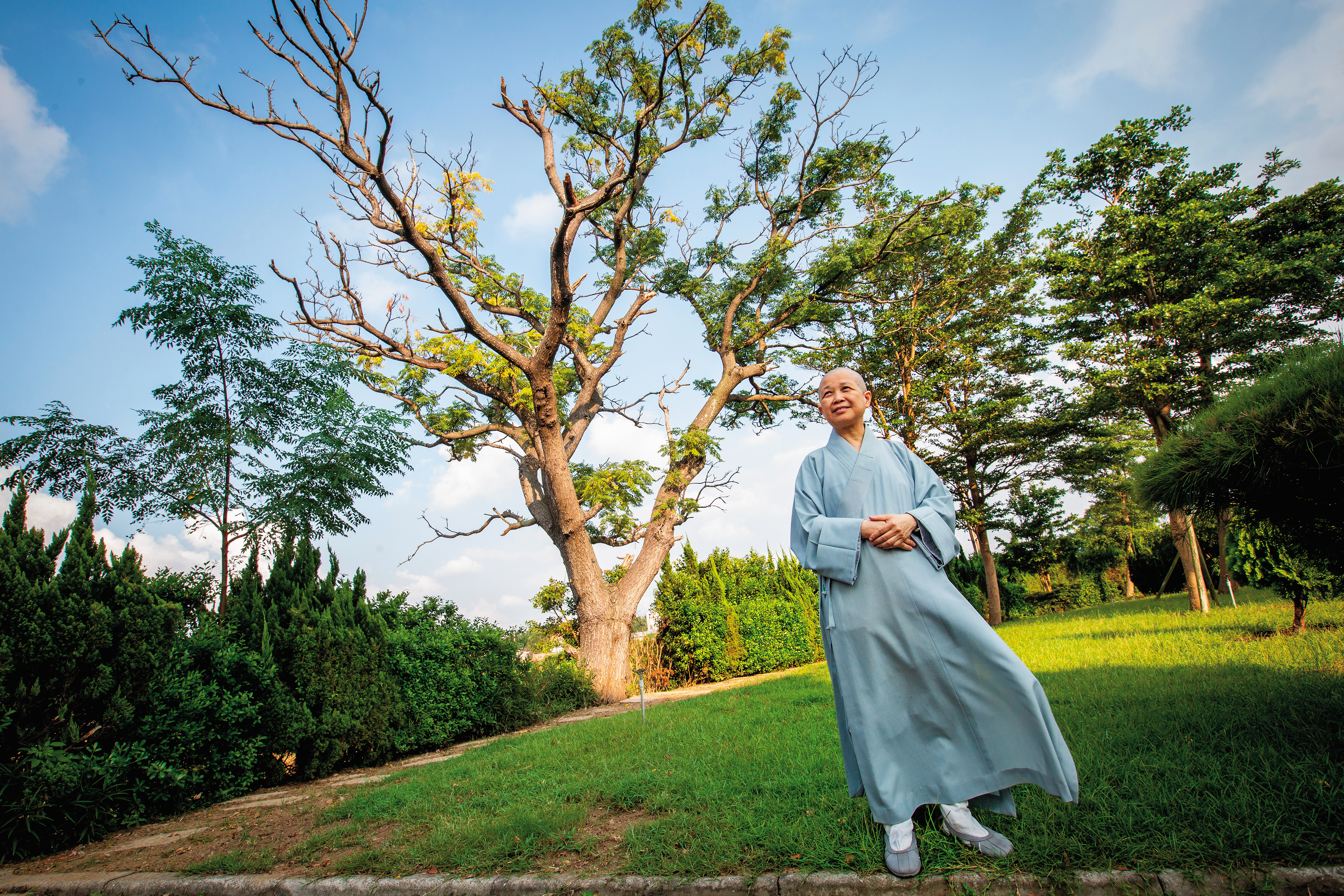 釋昭慧穿灰色中國式長衫，內搭短掛，日常每天如此。