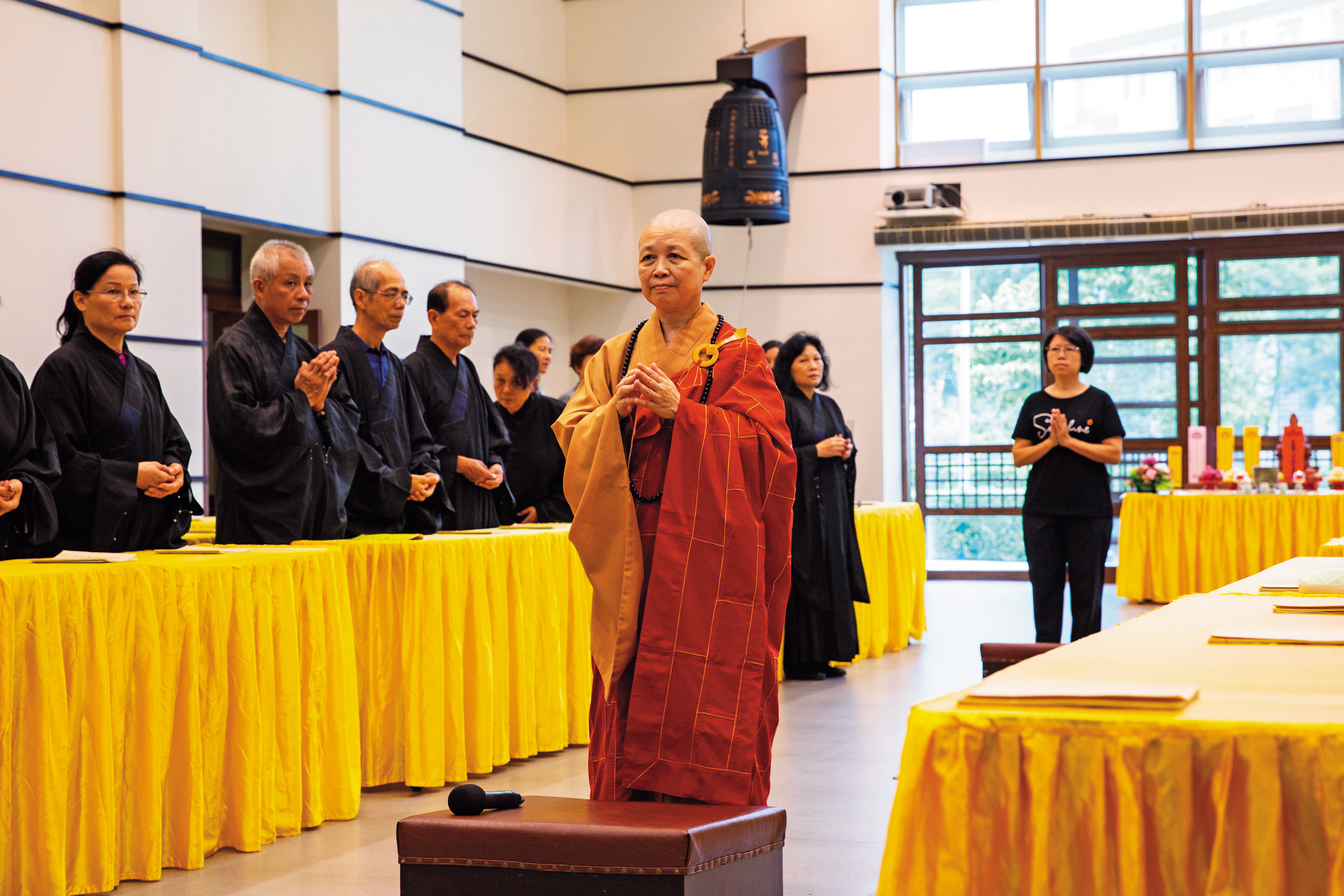 這天是母親滿七法會，釋昭慧穿上正式的紅色袈裟主持法會。