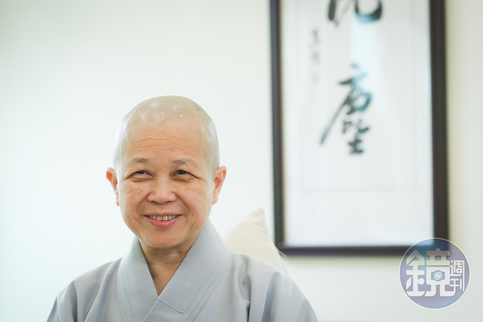 釋昭慧笑起來如菩薩低眉，但遇到該據理以爭的事情，她常以「怒目金剛」的方式表達意見。