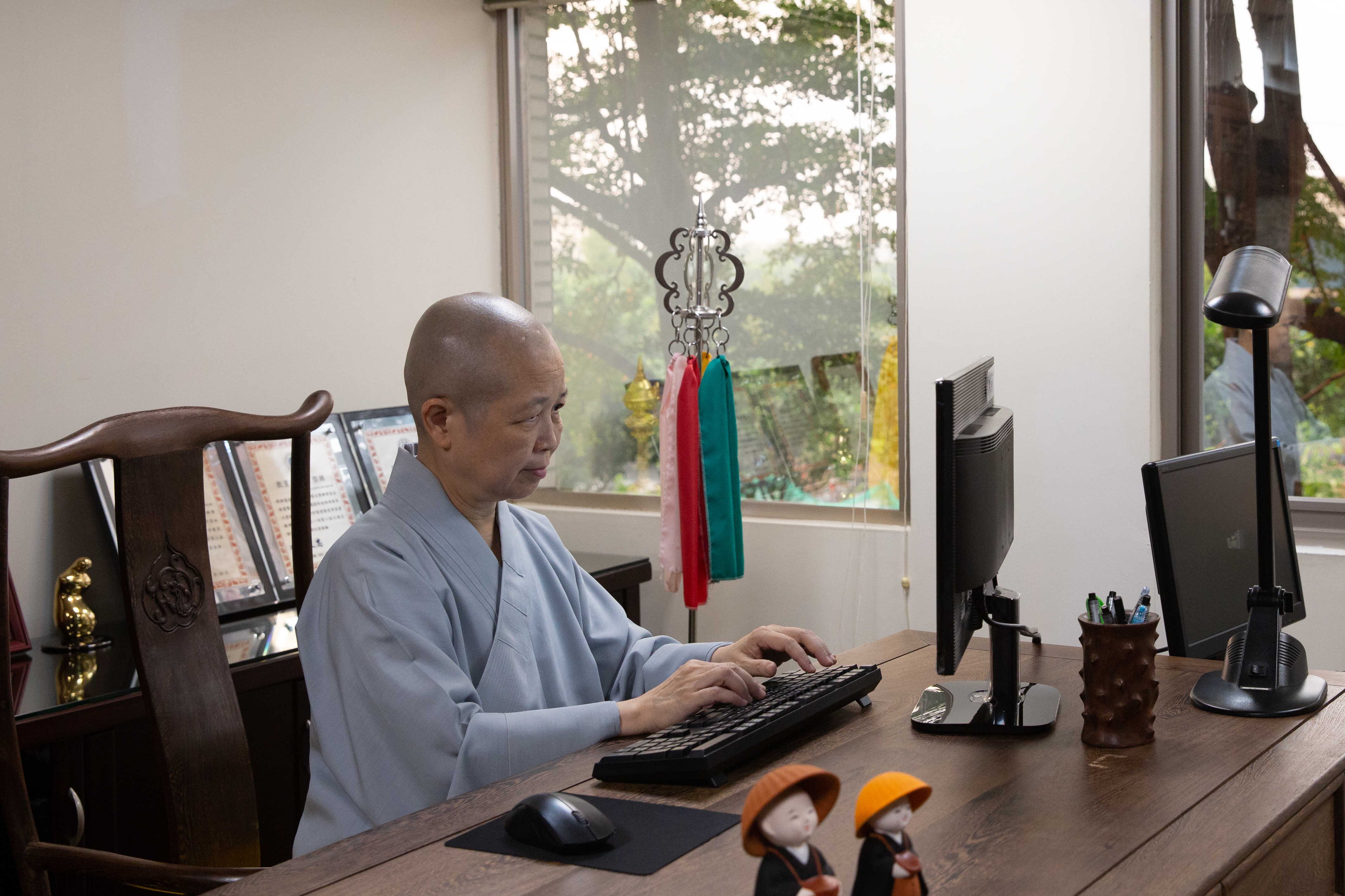 釋昭慧除了上課、打坐，大多時間是埋首研究。