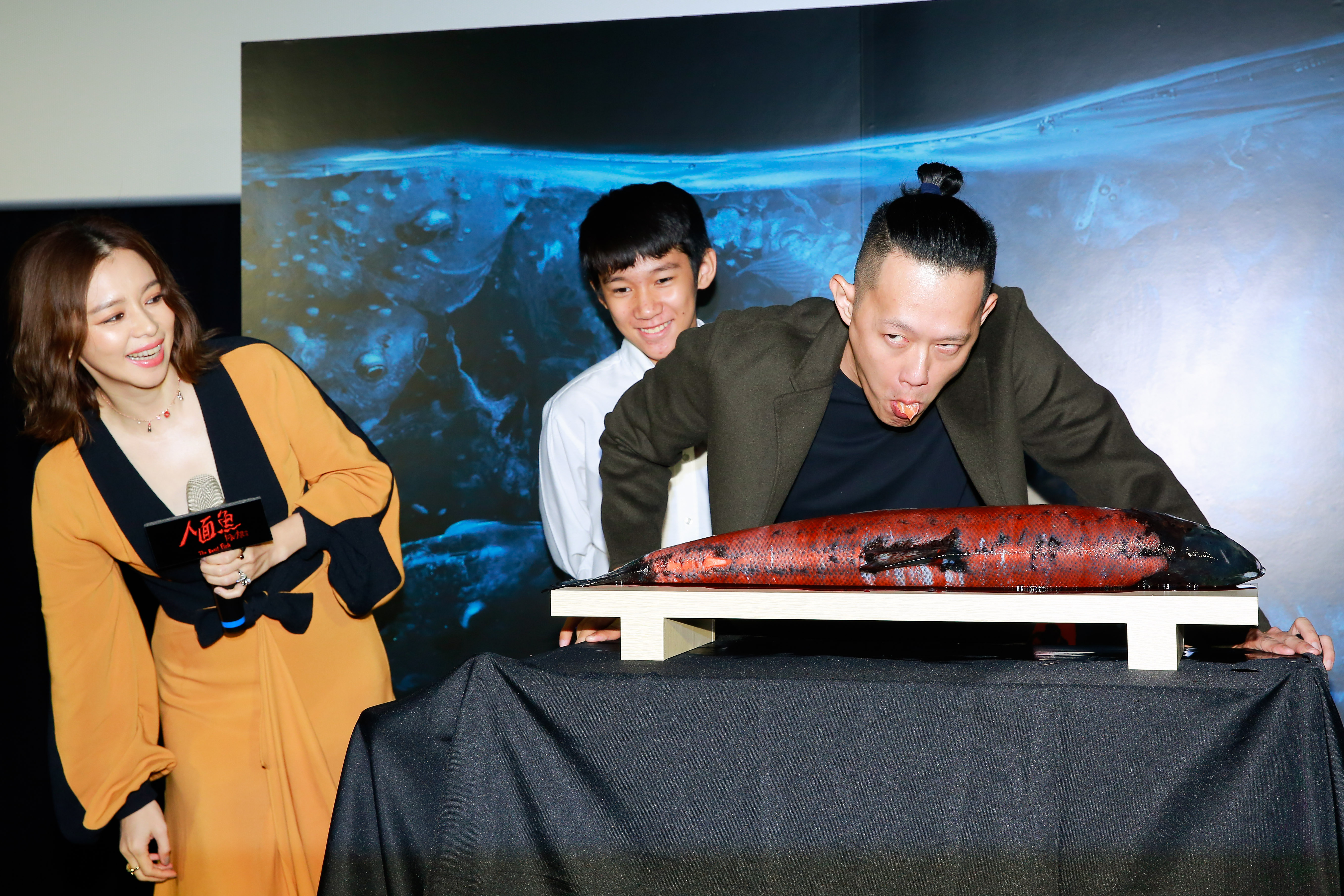 徐若瑄使出逆襲絕招，逼導演莊絢維吞生魚片，還自居導演要求各個角度都要拍到，自己終於報了「怨婦之仇」。
