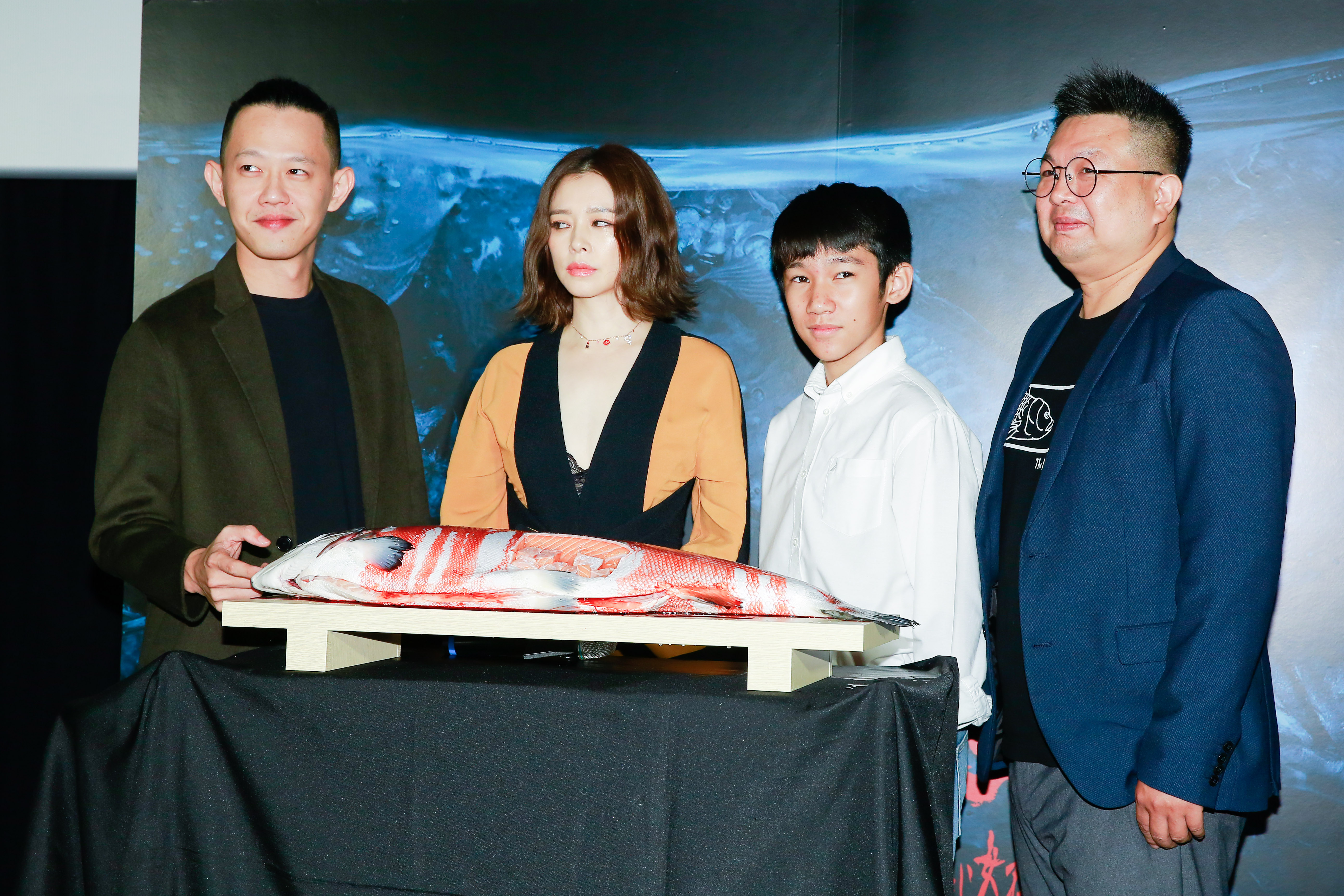 能夠秒進入角色的徐若瑄，拍照時擺出一雙死魚眼，相當入戲。