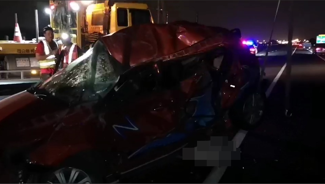 紅車遭追撞翻車，女童被壓車底當場死亡。（翻攝畫面）