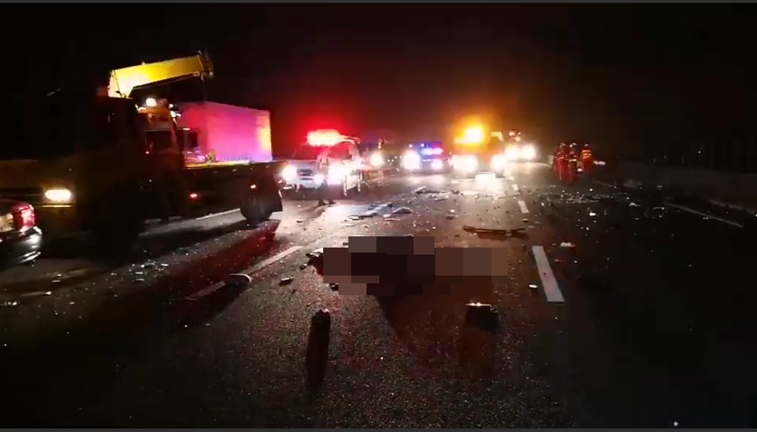 車禍現場一片狼籍，女車主被抛出車外，處理一個多小時才恢復通車。（翻攝畫面）