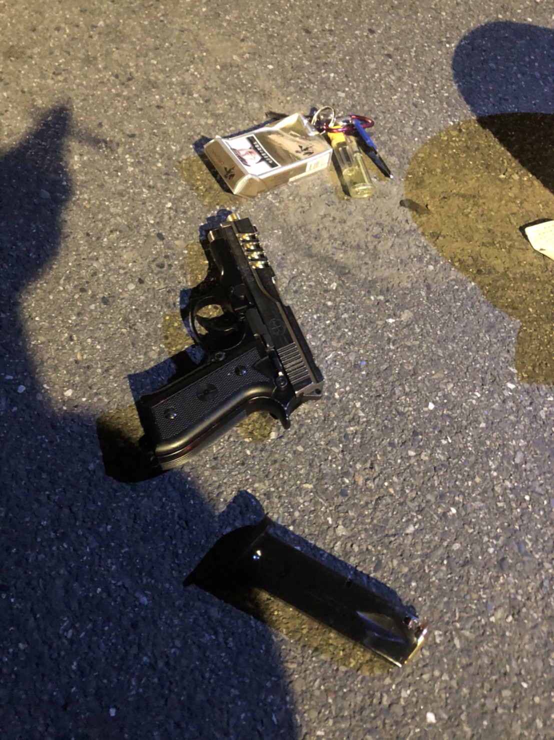 警方在卓嫌身上起出的槍枝。（翻攝畫面）