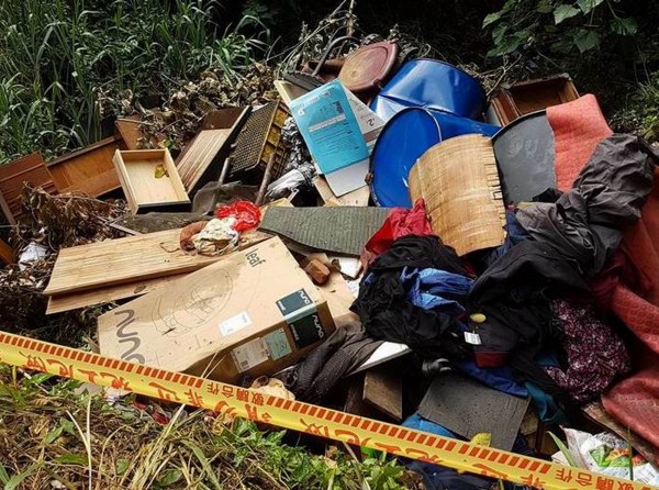花壇鄉八卦山脈邊坡遭傾倒油桶、木材、服飾在內的大量事業廢棄物與垃圾，引發當地居民憤怒。（臉書社團『花壇人俱樂部』）