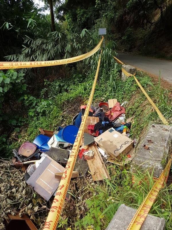 花壇鄉八卦山脈大嶺巷邊坡遭傾倒事業廢棄物與垃圾,民眾痛罵缺德。(臉書社團『花壇人俱樂部』)