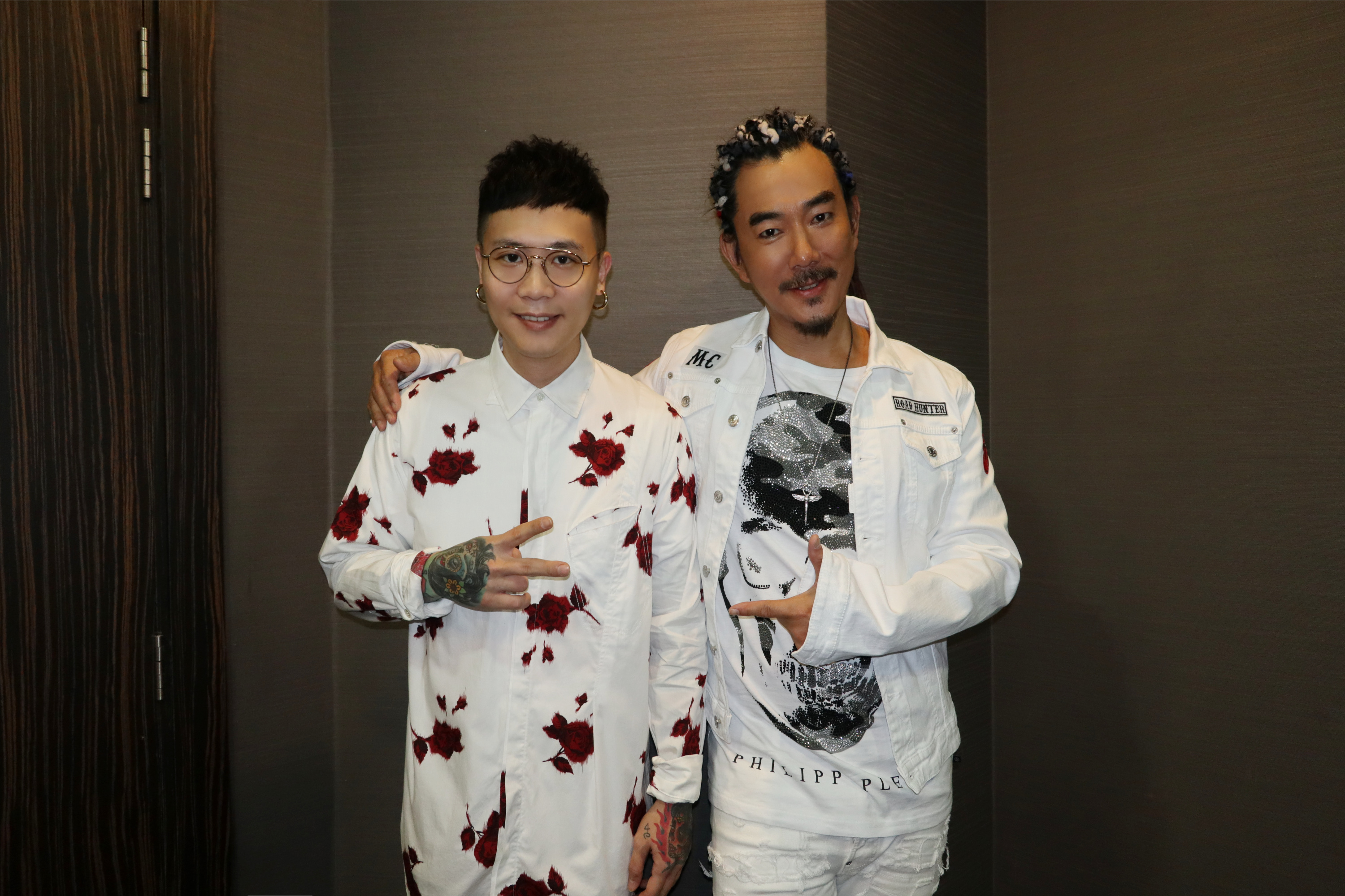 任賢齊提攜後進,特別邀請蕭秉治擔任他雲頂演唱會的嘉賓,兩人還合唱歌曲《誰對你最溫柔》。(相信音樂提供)