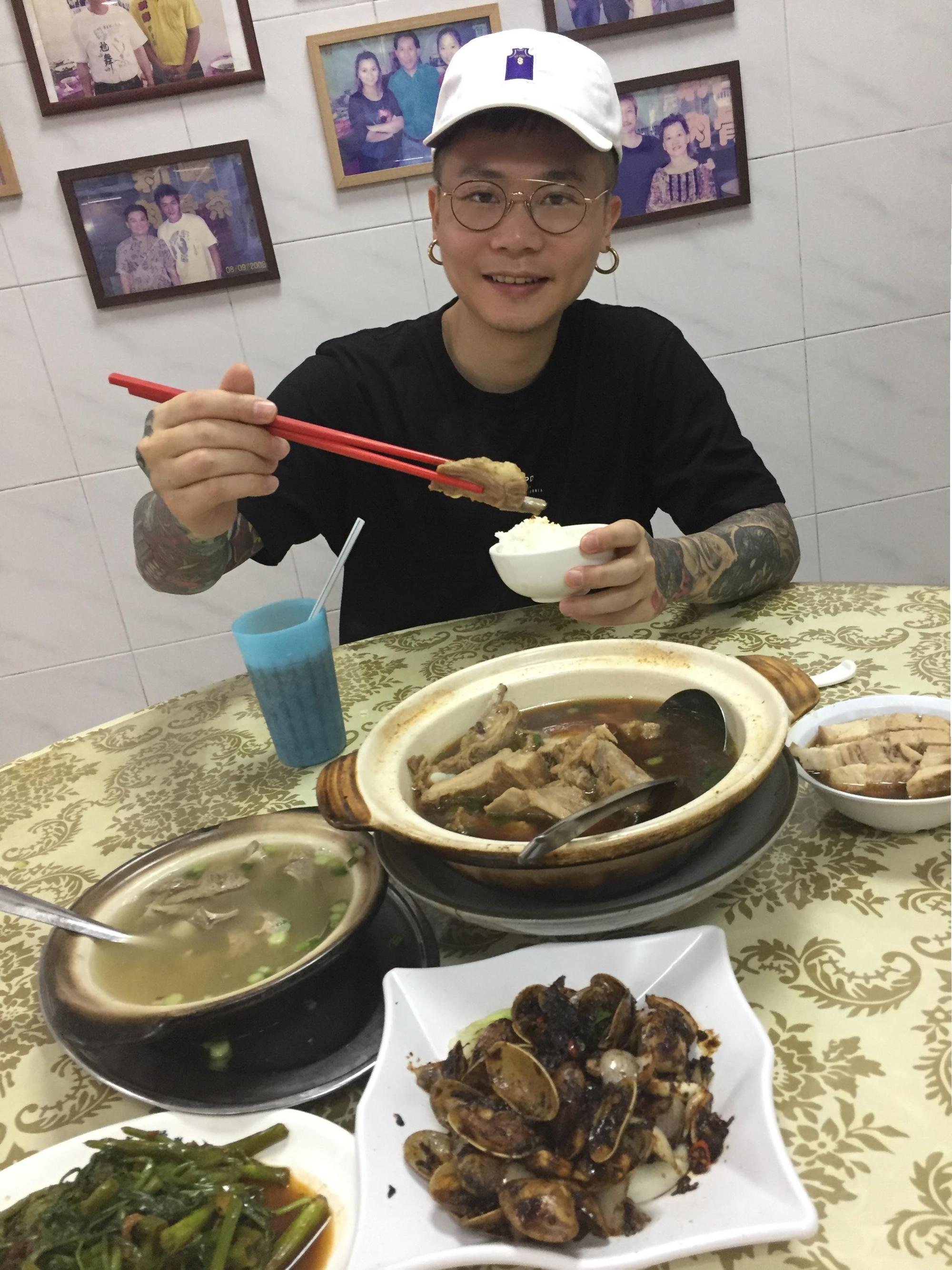 來到馬來西亞,蕭秉治迫不及待大啖當地美食肉骨茶。(相信音樂提供)