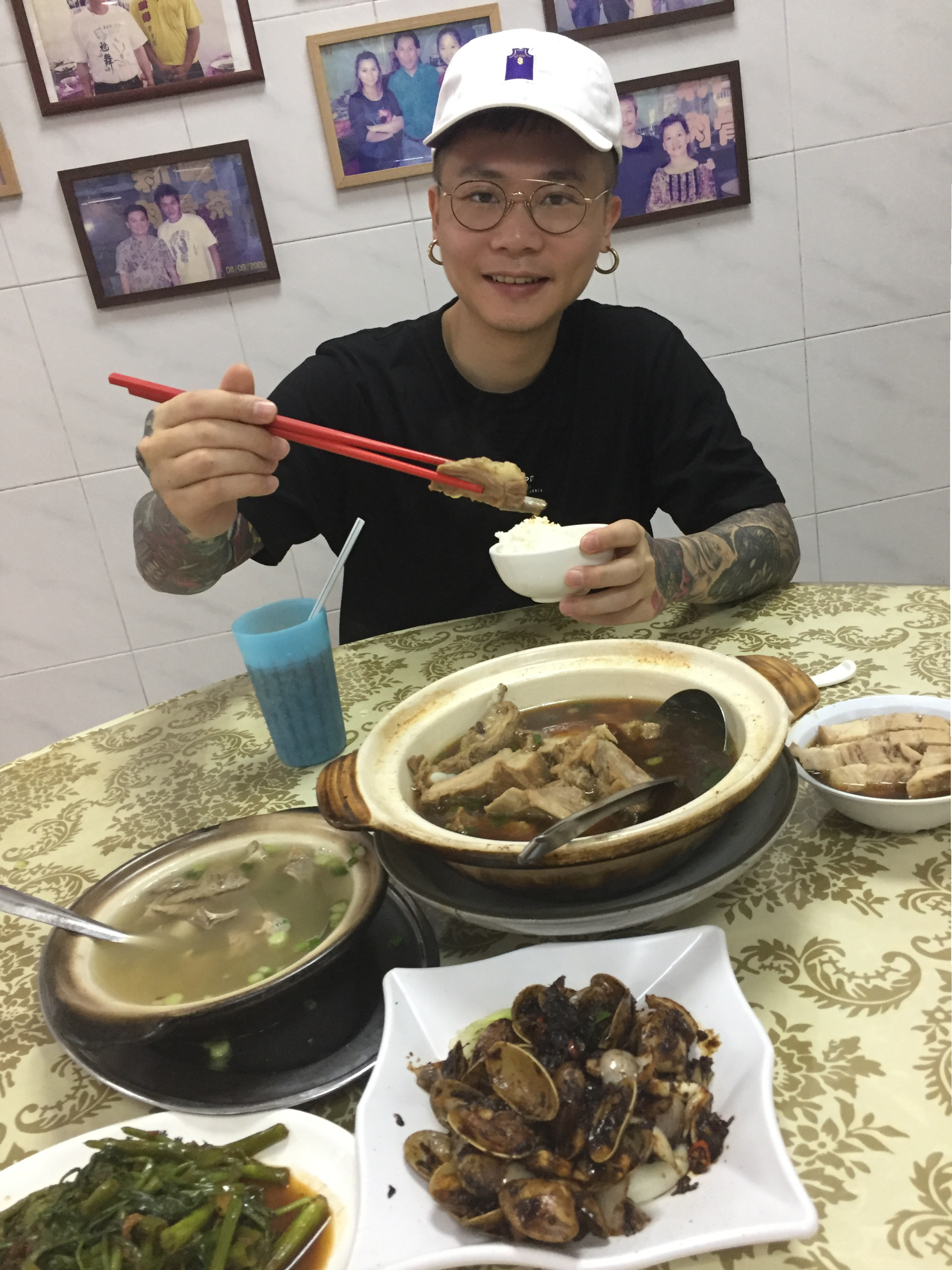  來到馬來西亞，蕭秉治迫不及待大啖當地美食肉骨茶。（相信音樂提供）