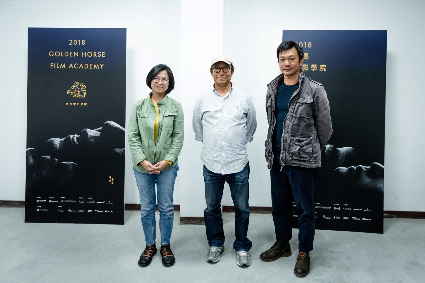 兩位導師來頭都不小，分別是曾獲金馬獎最佳短片的姜秀瓊（左）及去年新導演得主黃信堯。中為學務長廖慶松。（金馬執委會提供）