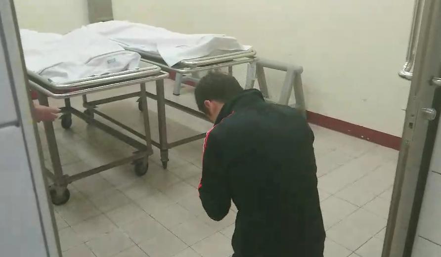 肇事薛姓駕駛跪在大體前道歉。(警方提供)