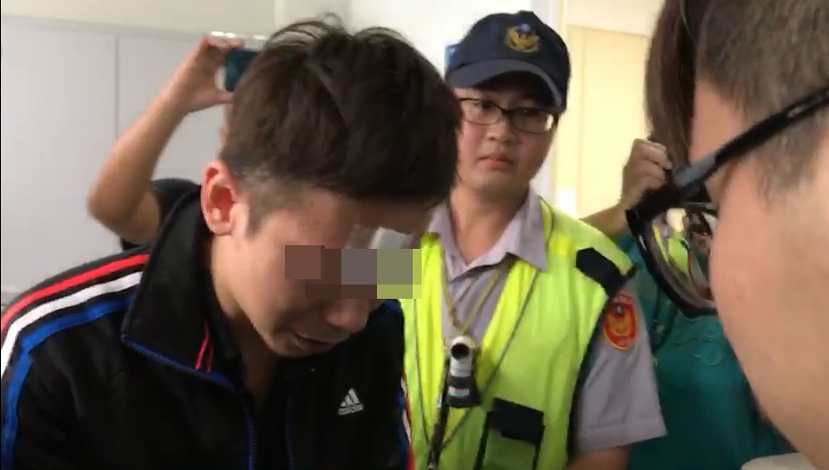 薛姓駕駛15萬交保後,赴靈堂向家屬不斷致歉,家屬不能諒解。(警方提供)