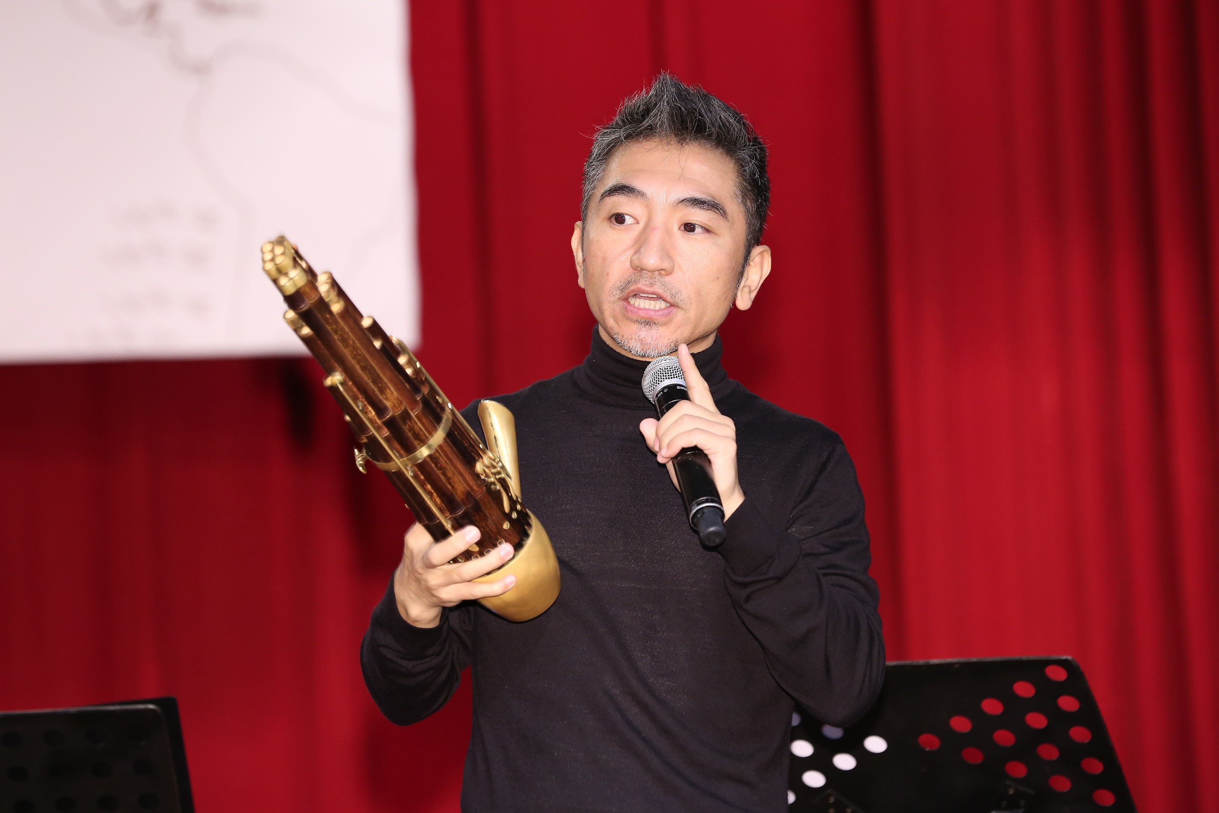 吳彤現場示範吹奏笙，他說樂器就像一面鏡子，學習過程中可以感受到身體的變化，他也帶領現場學生一起做呼吸訓練。
