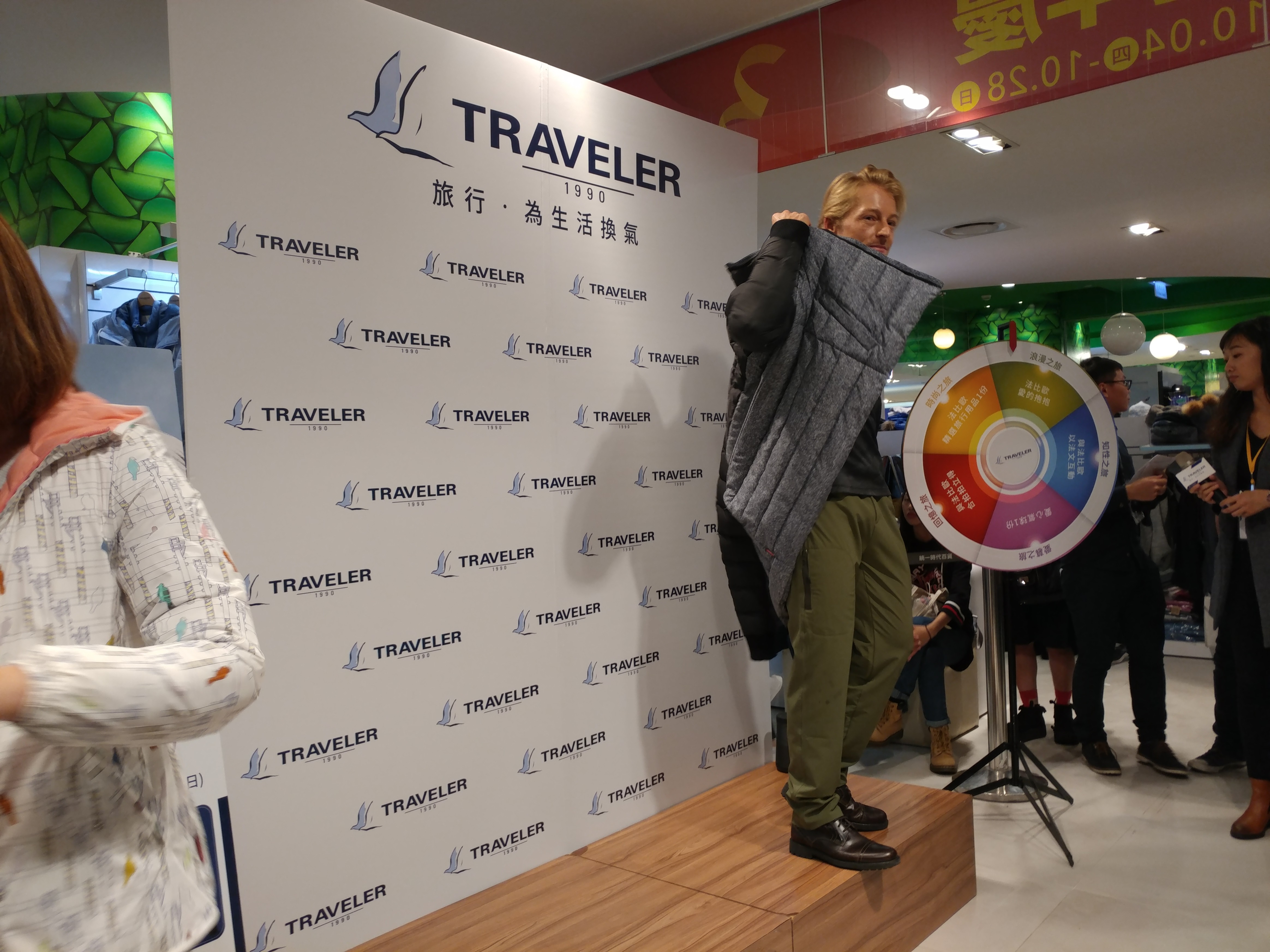 現場實在太熱，法比歐把外套脫掉，但衣服裡面都還是他的體溫熱氣，主持人索性拿來讓粉絲親自體驗男神的溫度。