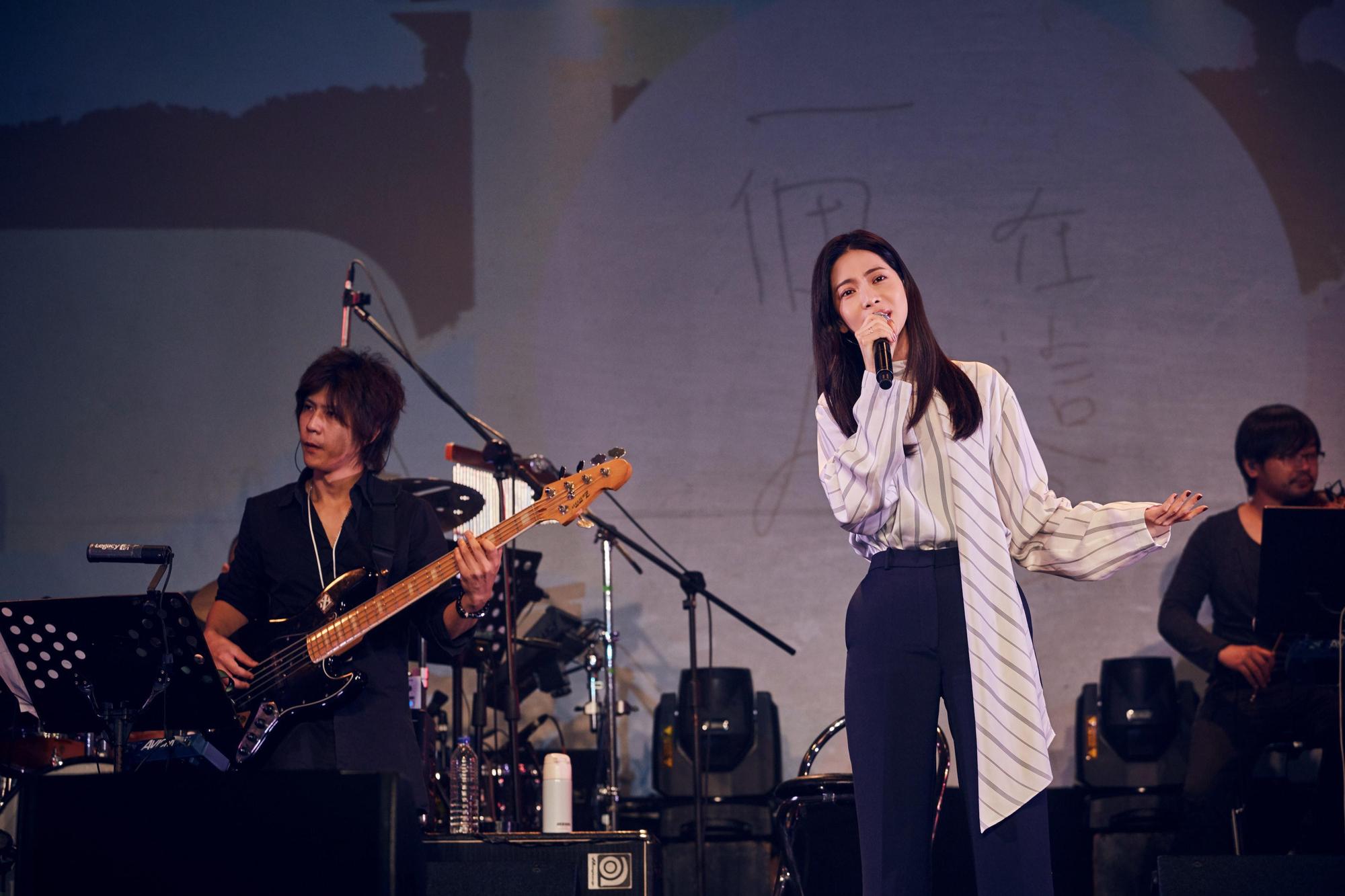 曾之喬睽違10年再圓歌手夢後，受邀舉辦「一個人在這裡唱歌給你聽」音樂分享會，再戰舞台信心十足。（華研提供）
