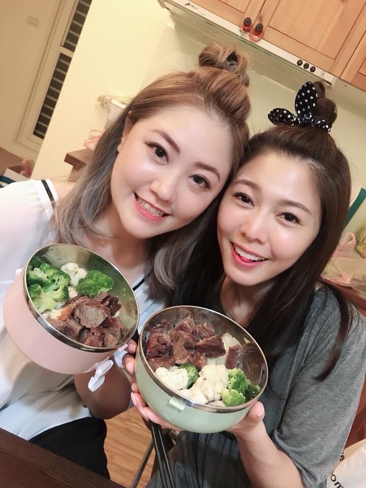 白家綺（右）與吳東諺約會被本刊捕捉到時，還搬出妹妹（左）當擋箭牌。（翻攝自白家綺粉絲團）
