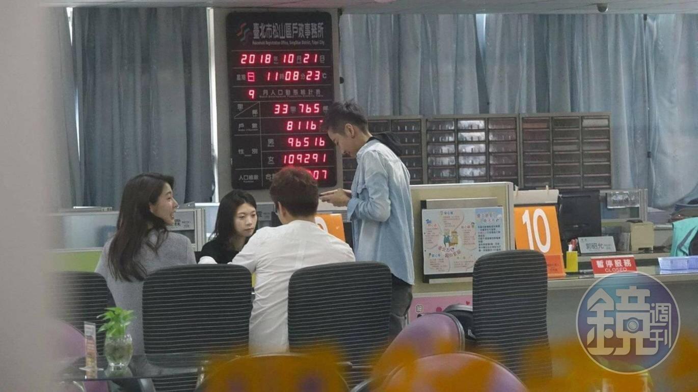 白家綺（左）與吳東諺今早去登記結婚。
