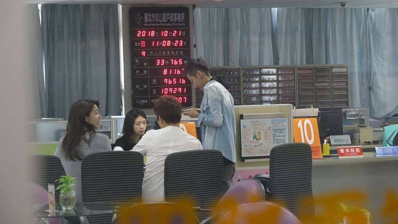 白家綺（左）與吳東諺今早去登記結婚。