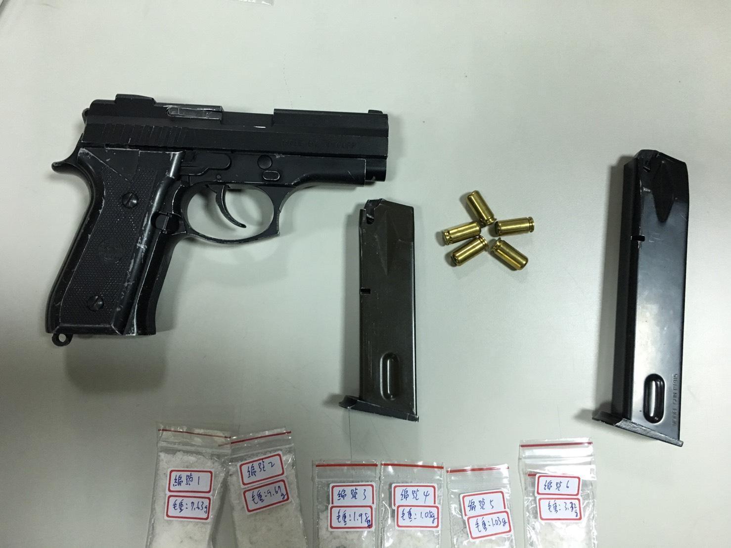 警方在劉男身上起出道具槍以及毒品。（翻攝畫面）