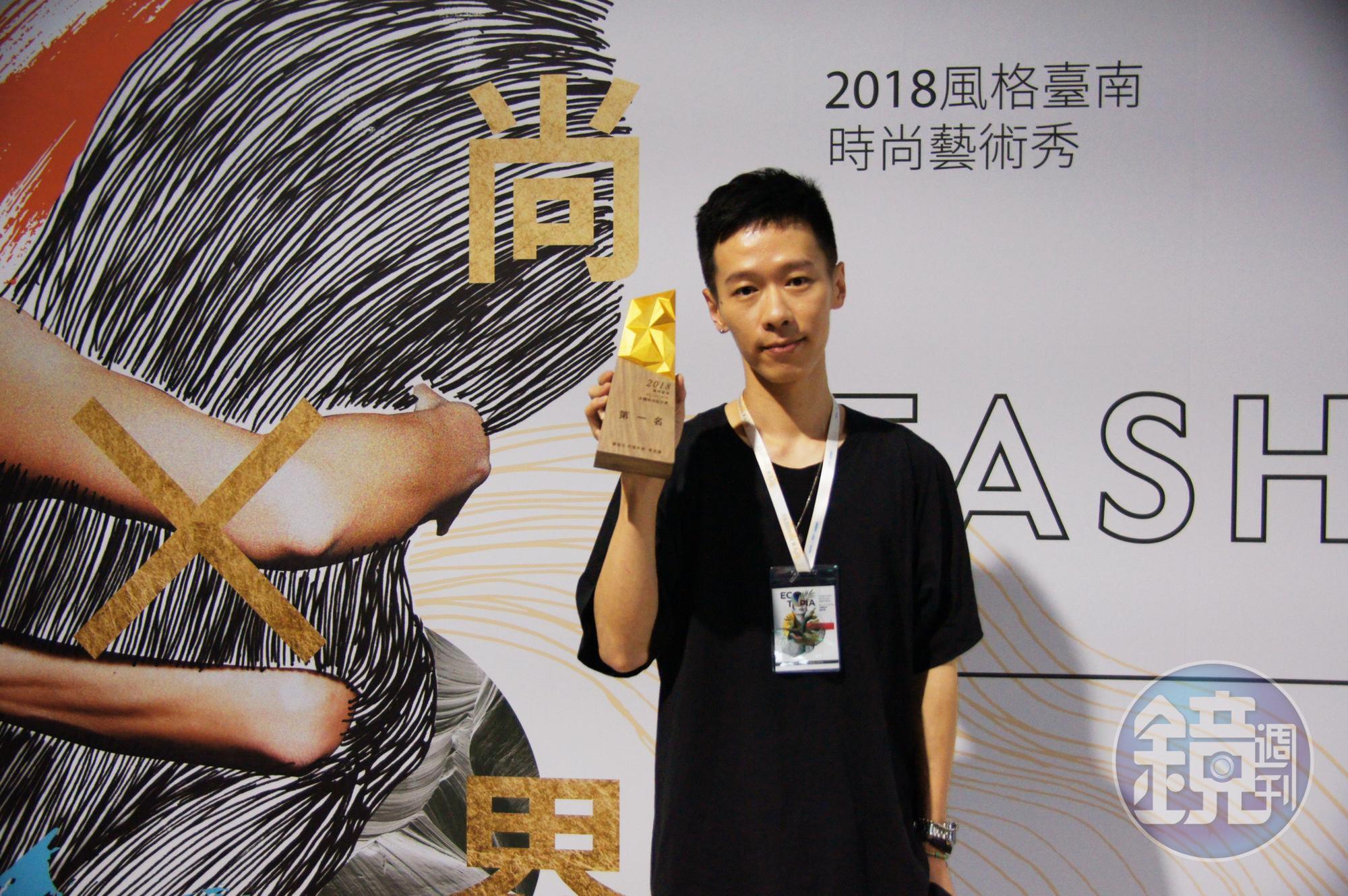 從24位決賽選手作品中脫穎而出獲得首獎的張亞詰,今年29歲,目前擔任時裝設計與造型師接案工作。