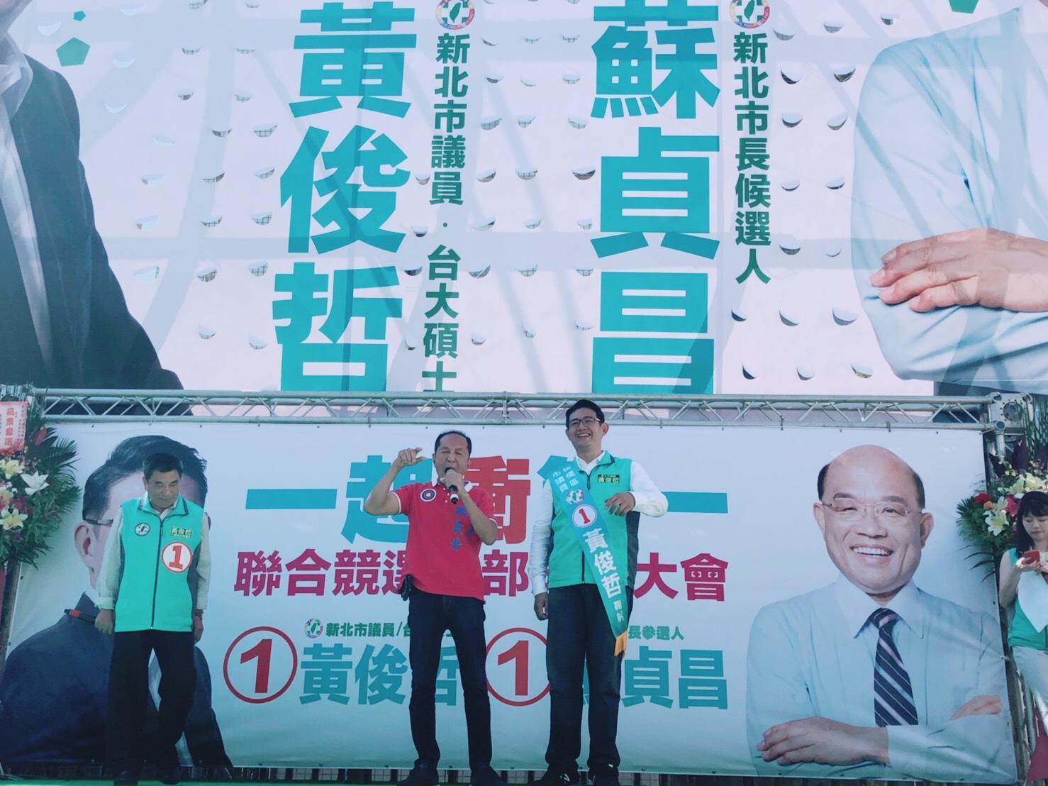 台南市長參選人林義豐(左),特別北上和體綠營市長和市議員參選人,創造話題。