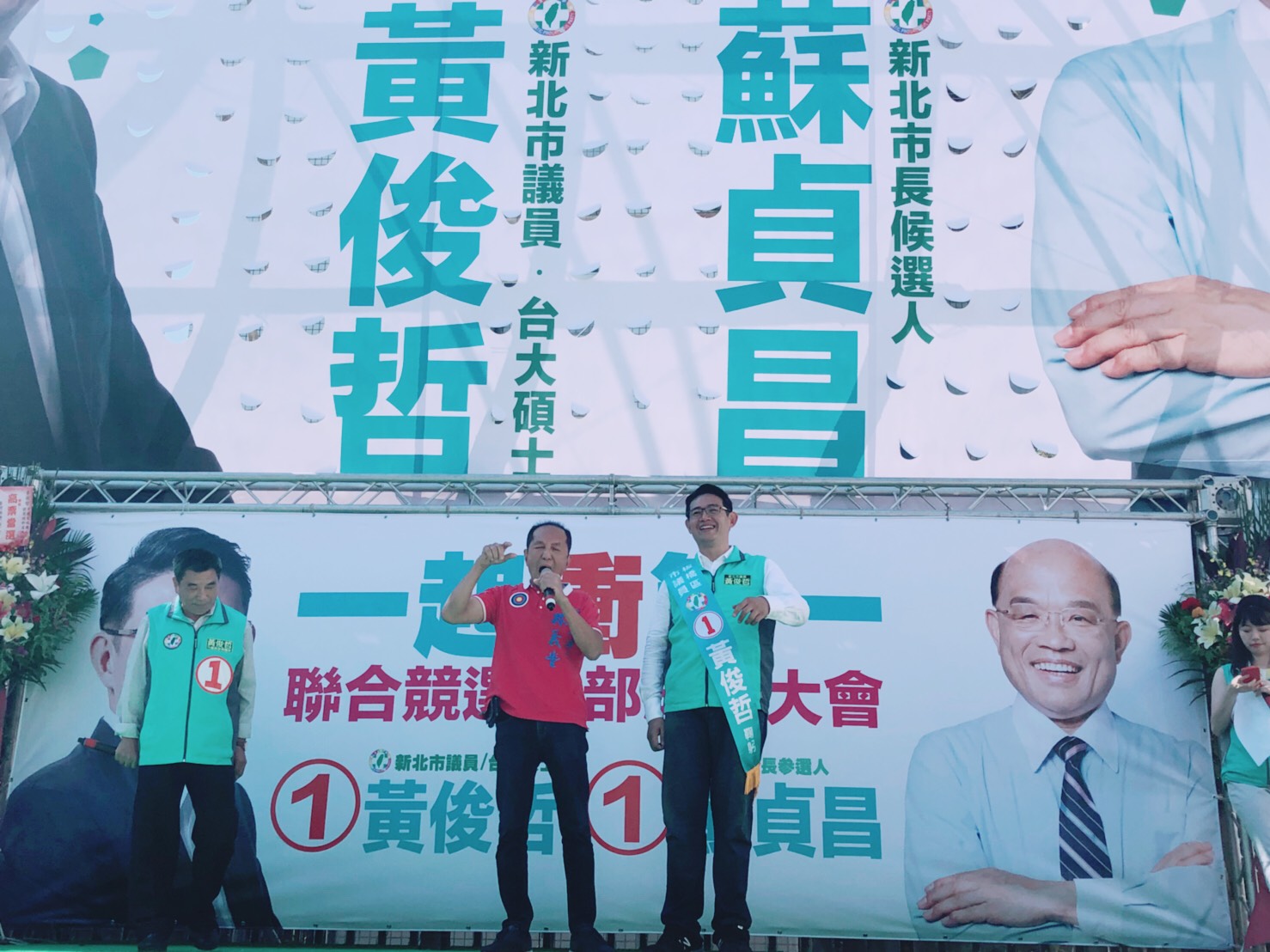 台南市長參選人林義豐（左），特別北上和體綠營市長和市議員參選人，創造話題。