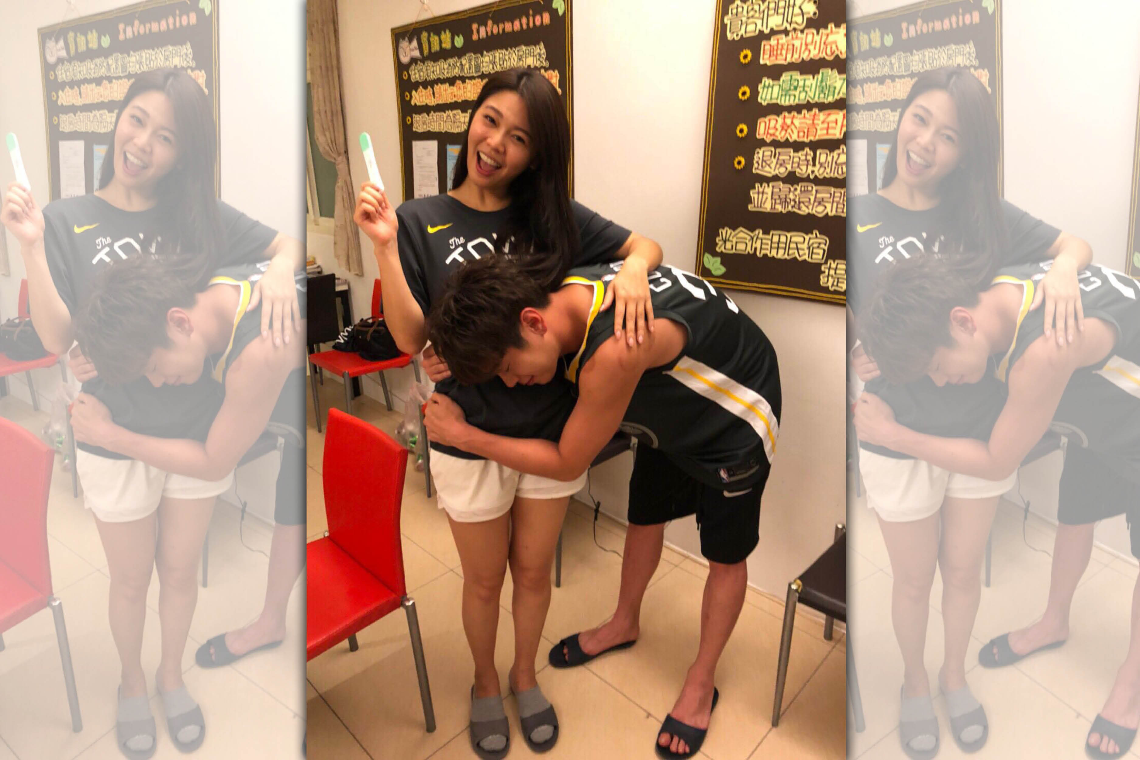 白家綺拿著驗孕棒，開心告知吳東諺懷孕的好消息。（星之國際提供）