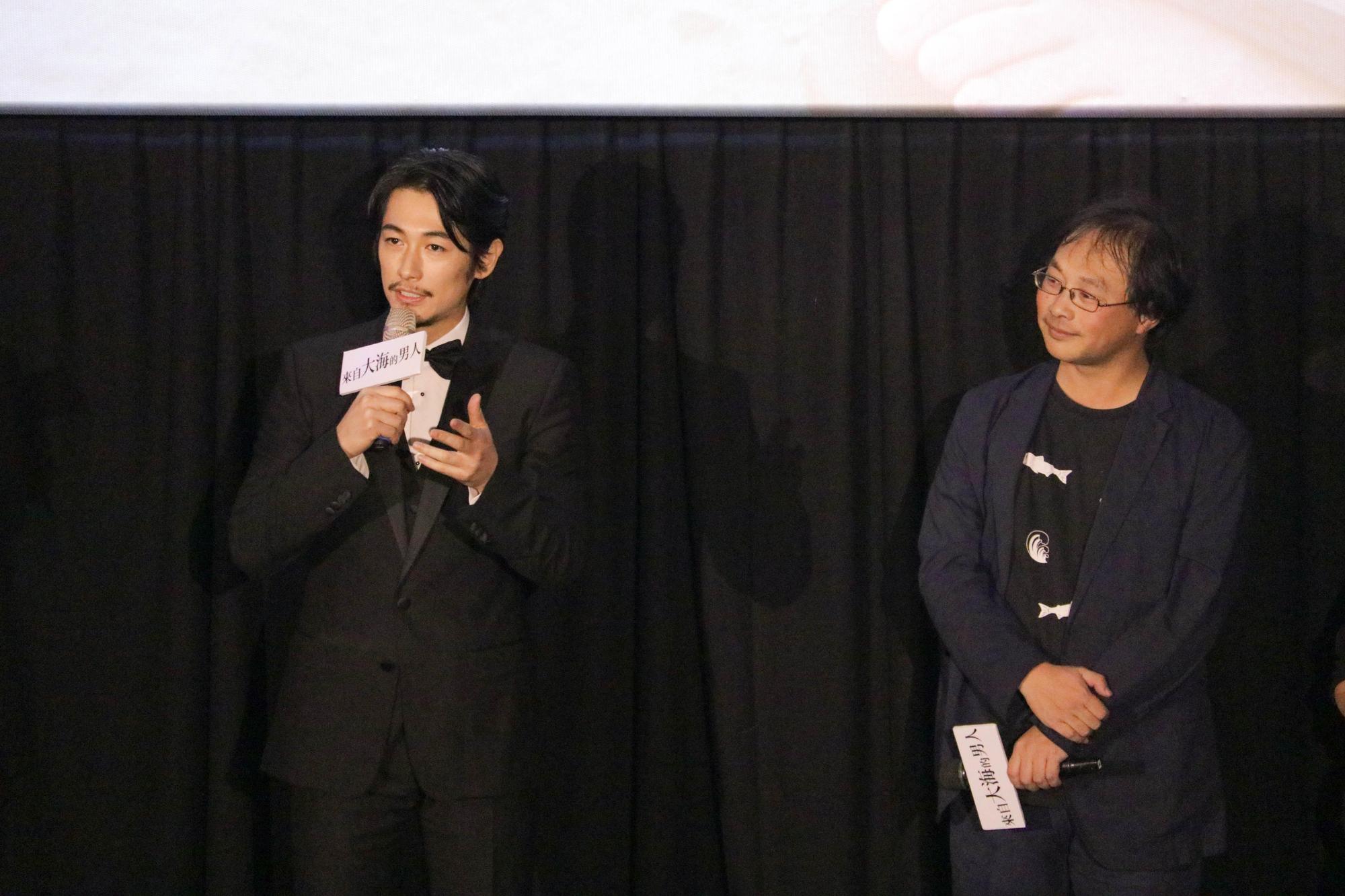 《來自大海的男人》導演深田晃司，以及男主角藤岡靛（左）昨（20日）晚間到戲院與影迷進行QA環節，藤岡靛自爆原本有一段講中文台詞的片段，被導演刪除了。（天馬行空提供）