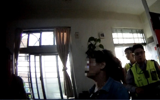 警方到場時,李男(左一)仍在和母親吵架。(警方提供)