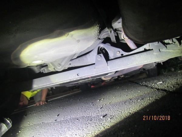 警方在鄭男車輛底盤下方發現血跡等跡證。（警方提供）