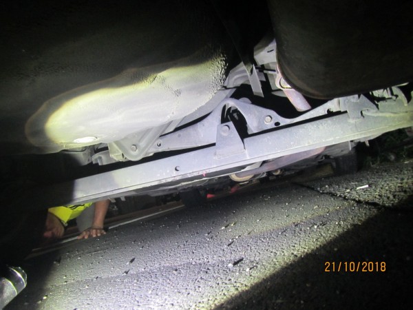警方在鄭男車輛底盤下方發現血跡等跡證。(警方提供)