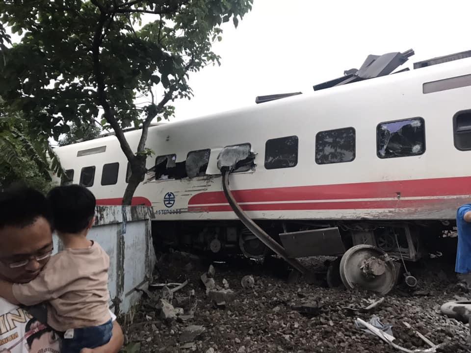 普悠瑪列車翻覆意外疑似是鐵軌錯位,才會造成嚴重傷亡。(翻攝自台東臉書災害通報)