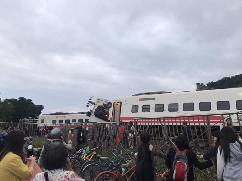 列車通過新馬車站時,沒多久就翻覆了。(翻攝自台東臉書災害通報)