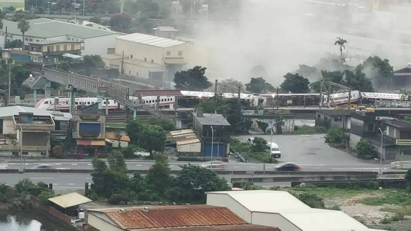 普悠瑪自強號列車，今天下午發生翻覆意外。（翻攝自爆料公社）