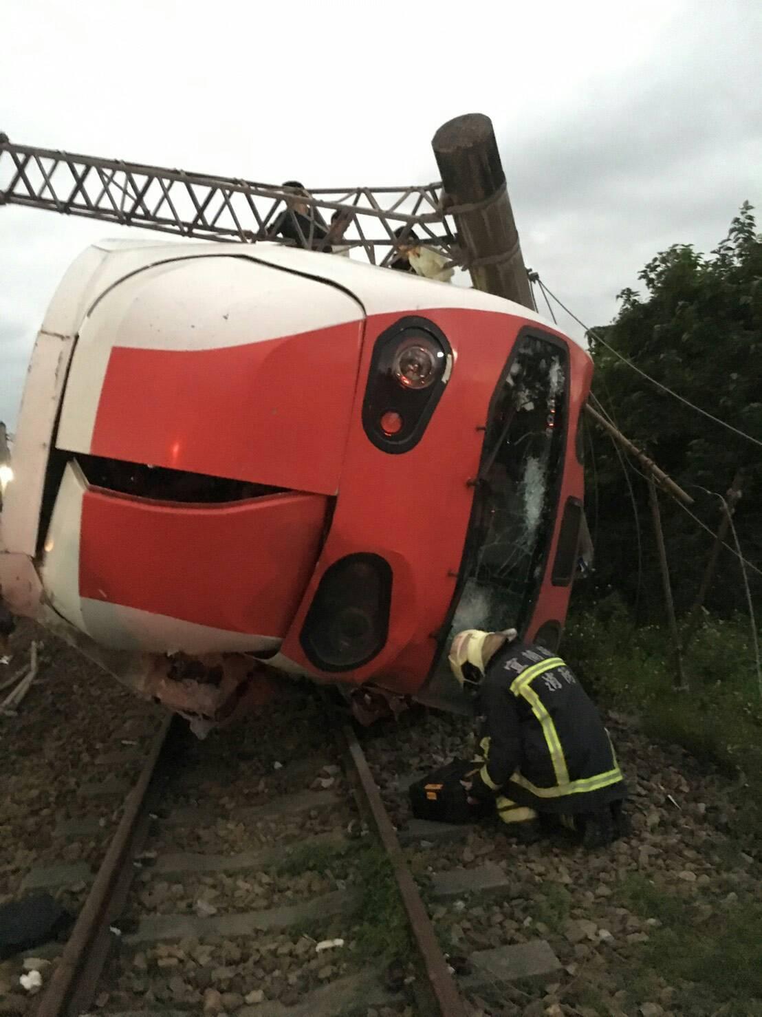 翻覆的普悠瑪自強號列車。(翻攝自爆料公社)