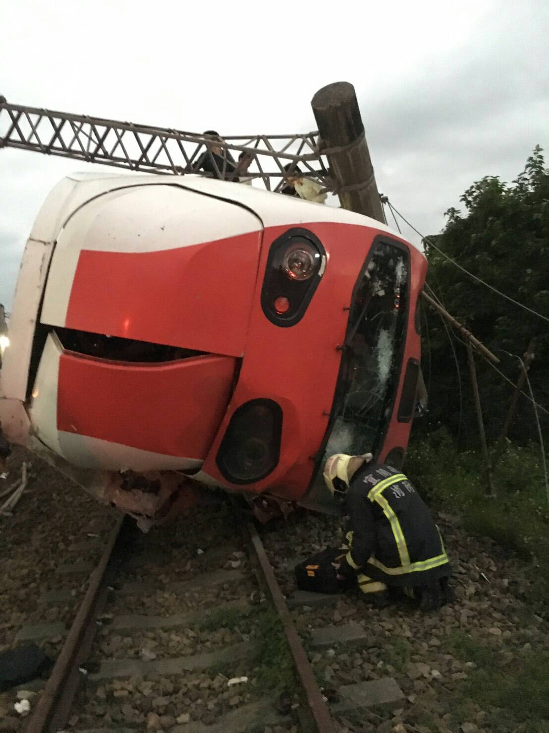 翻覆的普悠瑪自強號列車。（翻攝自爆料公社）